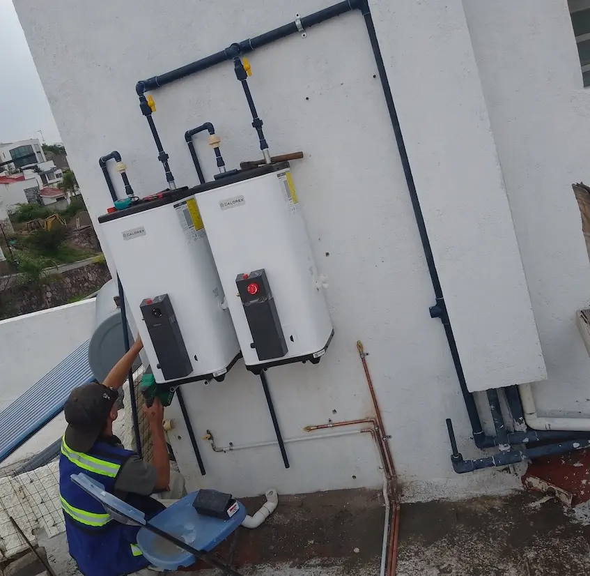 Técnico plomero trabajando reparando un calentador en Torreón